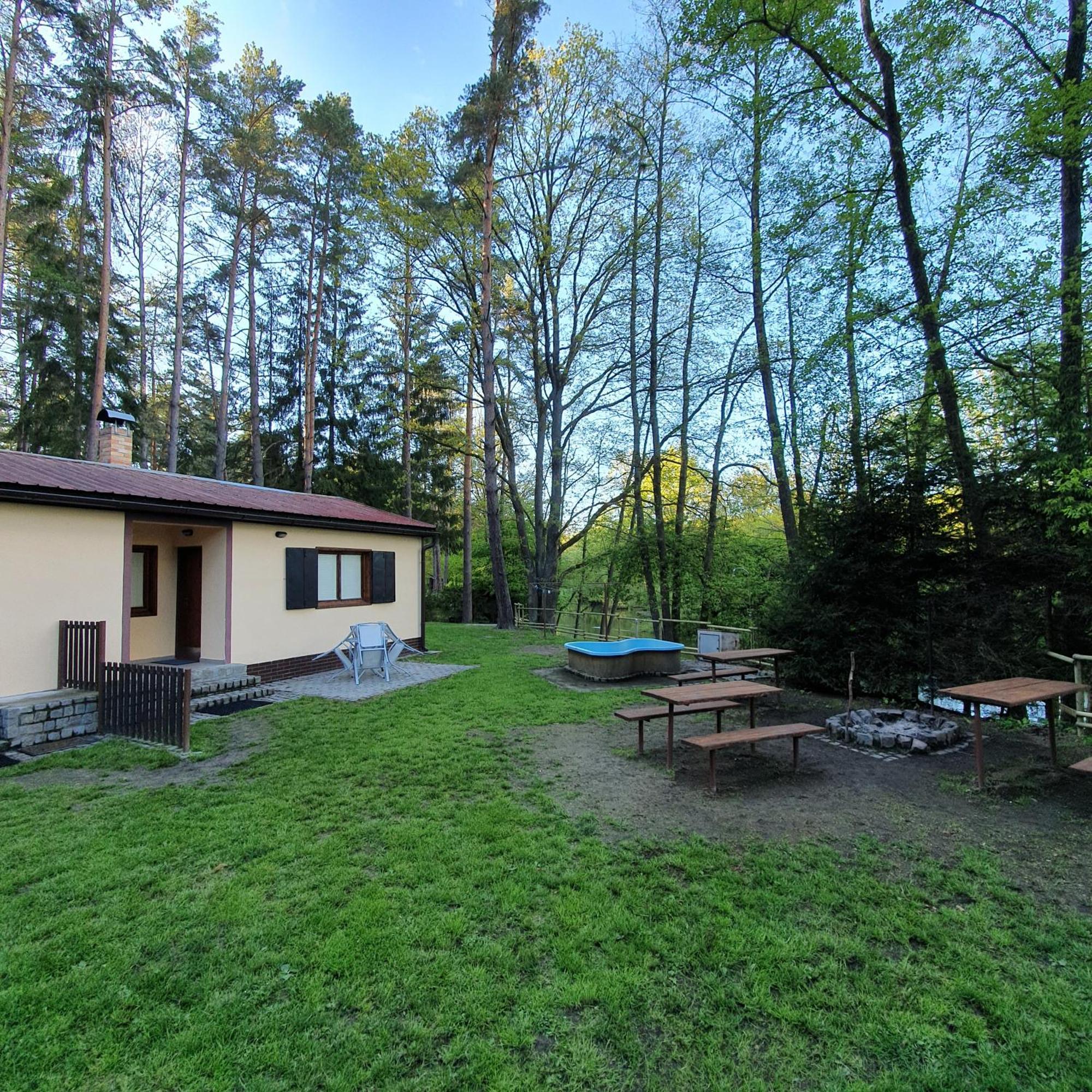 Rekreacni Chata Val Veseli nad Luznici Luaran gambar